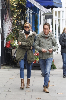 Sarah_Harding_out_in_Primrose_Hill_15_12_11_282029.JPG