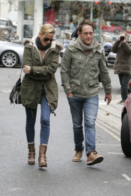 Sarah_Harding_out_in_Primrose_Hill_15_12_11_282229.JPG
