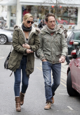 Sarah_Harding_out_in_Primrose_Hill_15_12_11_282829.JPG