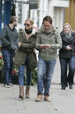 Sarah_Harding_out_in_Primrose_Hill_15_12_11_283029.JPG