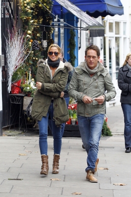 Sarah_Harding_out_in_Primrose_Hill_15_12_11_283429.JPG