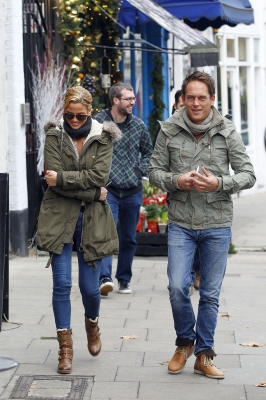Sarah_Harding_out_in_Primrose_Hill_15_12_11_283629.JPG