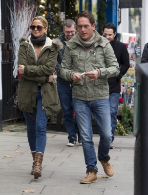 Sarah_Harding_out_in_Primrose_Hill_15_12_11_28429.jpg