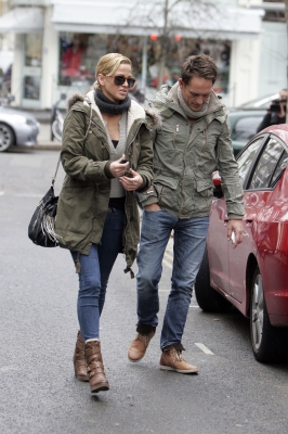Sarah_Harding_out_in_Primrose_Hill_15_12_11_284529.JPG