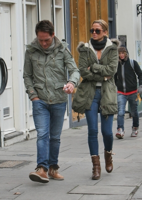 Sarah_Harding_out_in_Primrose_Hill_15_12_11_284929.JPG