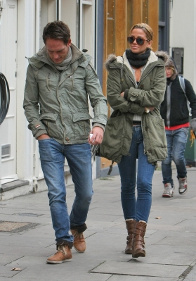 Sarah_Harding_out_in_Primrose_Hill_15_12_11_285029.JPG