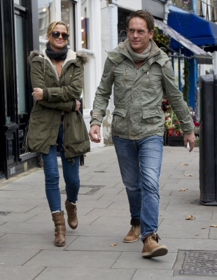Sarah_Harding_out_in_Primrose_Hill_15_12_11_28529.JPG