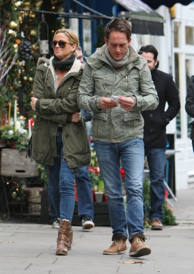 Sarah_Harding_out_in_Primrose_Hill_15_12_11_285429.jpg