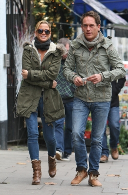 Sarah_Harding_out_in_Primrose_Hill_15_12_11_285529.jpg