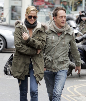 Sarah_Harding_out_in_Primrose_Hill_15_12_11_286129.JPG