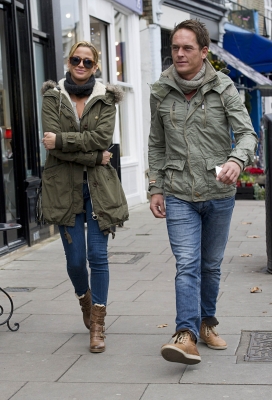 Sarah_Harding_out_in_Primrose_Hill_15_12_11_28629.JPG