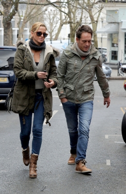 Sarah_Harding_out_in_Primrose_Hill_15_12_11_286429.JPG