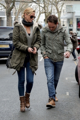 Sarah_Harding_out_in_Primrose_Hill_15_12_11_286529.JPG