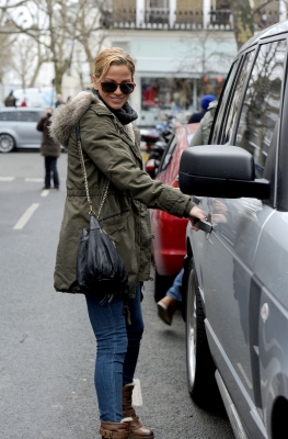 Sarah_Harding_out_in_Primrose_Hill_15_12_11_286729.JPG