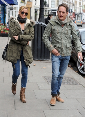 Sarah_Harding_out_in_Primrose_Hill_15_12_11_287429.JPG