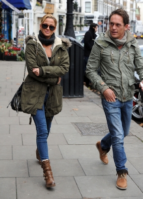 Sarah_Harding_out_in_Primrose_Hill_15_12_11_287529.JPG