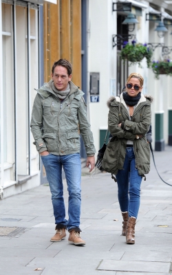 Sarah_Harding_out_in_Primrose_Hill_15_12_11_288029.JPG
