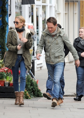 Sarah_Harding_out_in_Primrose_Hill_15_12_11_288929.JPG