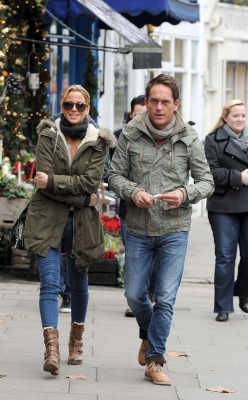 Sarah_Harding_out_in_Primrose_Hill_15_12_11_289229.JPG