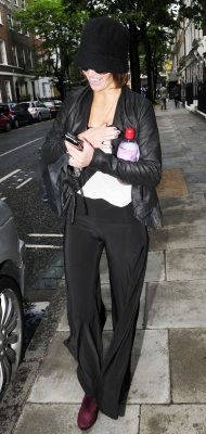 Sarah_Harding_out_in_Primrose_Hill2C_London_26_05_11_284029.jpg