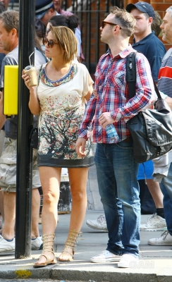 Sarah_Harding_out_on_the_Kings_Road_02_06_11_28129.jpg