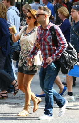 Sarah_Harding_out_on_the_Kings_Road_02_06_11_282629.jpg