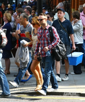 Sarah_Harding_out_on_the_Kings_Road_02_06_11_28329.jpg
