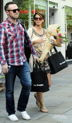 Sarah_Harding_out_on_the_Kings_Road_02_06_11_283829.jpg