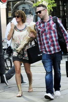 Sarah_Harding_out_on_the_Kings_Road_02_06_11_283929.jpg
