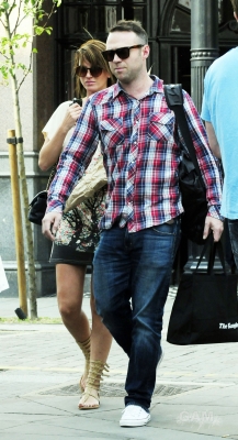 Sarah_Harding_out_on_the_Kings_Road_02_06_11_284029.jpg