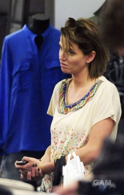 Sarah_Harding_out_on_the_Kings_Road_02_06_11_284429.jpg