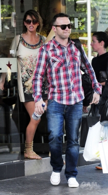 Sarah_Harding_out_on_the_Kings_Road_02_06_11_285429.jpg
