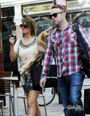 Sarah_Harding_out_on_the_Kings_Road_02_06_11_285529.jpg