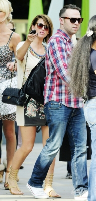 Sarah_Harding_out_on_the_Kings_Road_02_06_11_285629.jpg