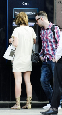 Sarah_Harding_out_on_the_Kings_Road_02_06_11_285829.jpg