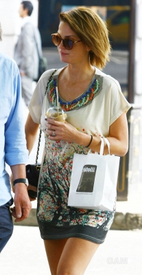 Sarah_Harding_out_on_the_Kings_Road_02_06_11_28929.jpg