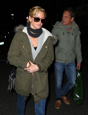 Sarah_Harding_shopping_at_Harrods_15_12_11_28129.jpg