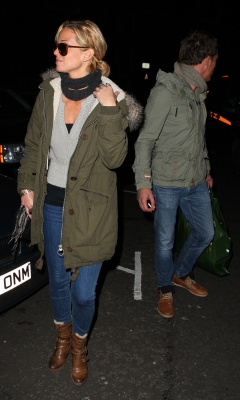 Sarah_Harding_shopping_at_Harrods_15_12_11_28429.jpg