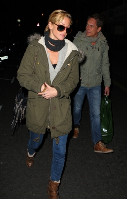 Sarah_Harding_shopping_at_Harrods_15_12_11_28529.jpg