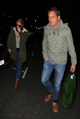 Sarah_Harding_shopping_at_Harrods_15_12_11_28629.jpg