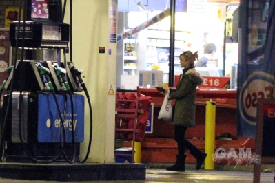 Sarah_Harding_shopping_at_Marks___Spencer_14_12_11_281329.jpg