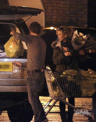 Sarah_Harding_shopping_at_Marks___Spencer_14_12_11_281429.jpg