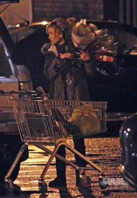 Sarah_Harding_shopping_at_Marks___Spencer_14_12_11_28929.jpg