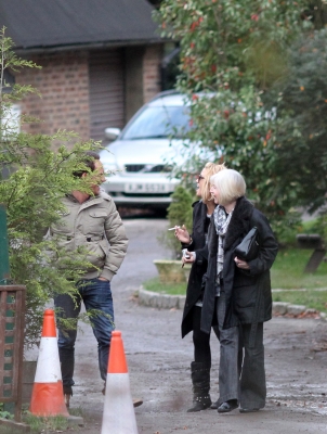 Sarah_Harding_shopping_for_Xmas_Trees_with_her_mum_12_12_11_281129.jpg
