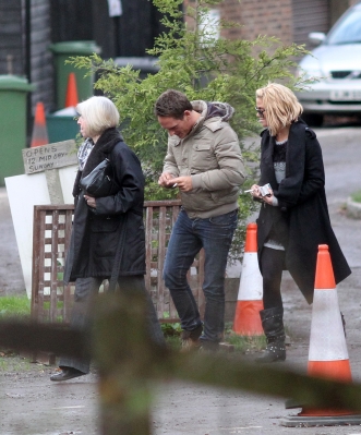 Sarah_Harding_shopping_for_Xmas_Trees_with_her_mum_12_12_11_281229.jpg