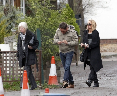 Sarah_Harding_shopping_for_Xmas_Trees_with_her_mum_12_12_11_28129.jpg