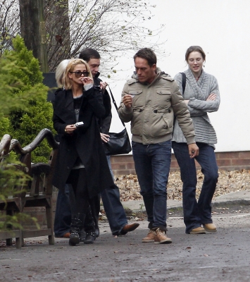 Sarah_Harding_shopping_for_Xmas_Trees_with_her_mum_12_12_11_28329.jpg