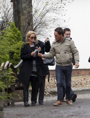 Sarah_Harding_shopping_for_Xmas_Trees_with_her_mum_12_12_11_28429.jpg