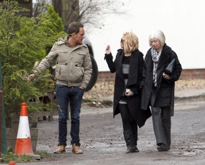 Sarah_Harding_shopping_for_Xmas_Trees_with_her_mum_12_12_11_28529.jpg