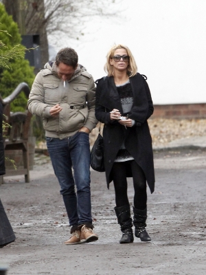 Sarah_Harding_shopping_for_Xmas_Trees_with_her_mum_12_12_11_28629.jpg